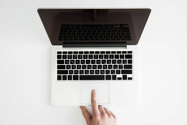 Menschliche Hand und Laptop — Stockfoto