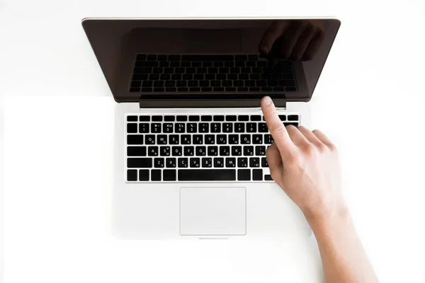 Menschliche Hand und Laptop — Stockfoto