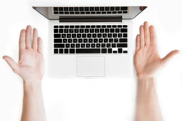 Menschenhände und Laptop — Stockfoto