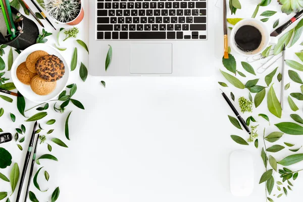 Laptop e xícara de café no local de trabalho — Fotografia de Stock