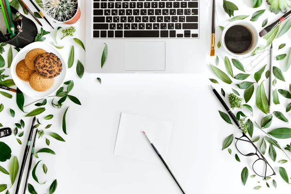 Ordinateur portable et tasse de café sur le lieu de travail — Photo de stock