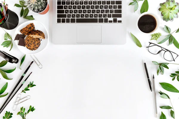 Laptop e tazza di caffè sul posto di lavoro — Foto stock