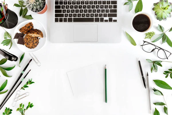 Ordinateur portable et tasse de café sur le lieu de travail — Photo de stock