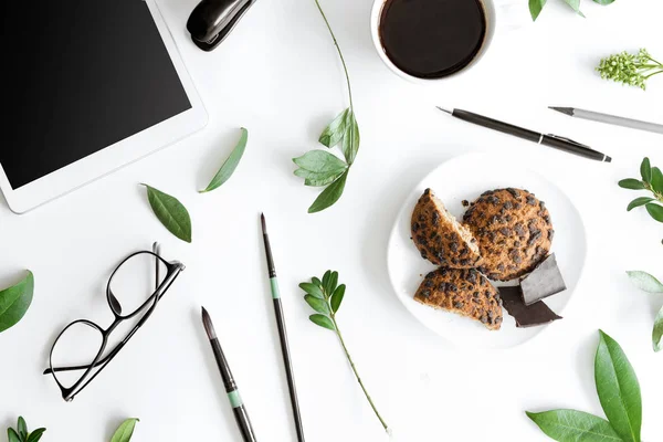 Cookies et tablette numérique — Photo de stock