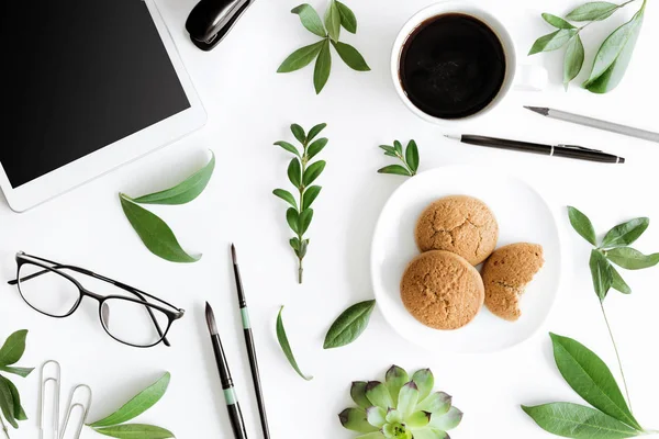 Cookies und digitales Tablet — Stockfoto