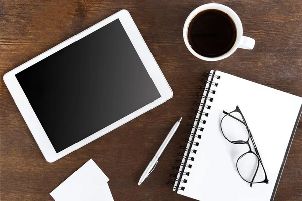 Xícara de café e tablet no local de trabalho — Fotografia de Stock