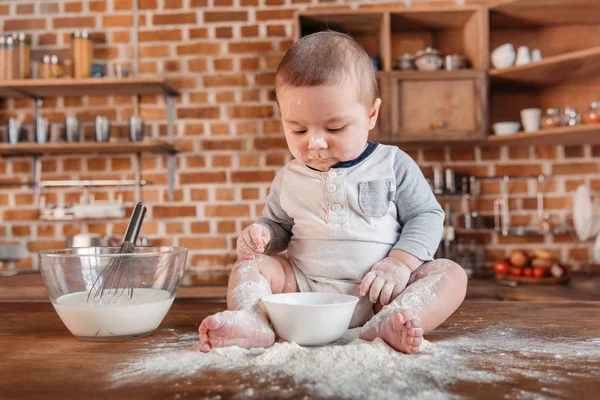 Menino brincando com farinha — Fotografia de Stock