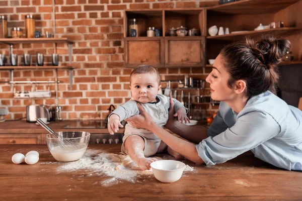 Mãe e filho fazendo biscoitos — Fotografia de Stock