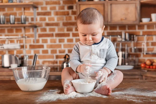 Niño jugando con harina - foto de stock