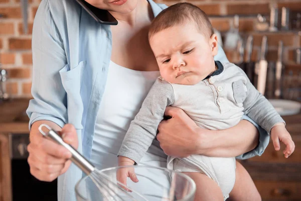 Mother and son baking cookies — Stock Photo