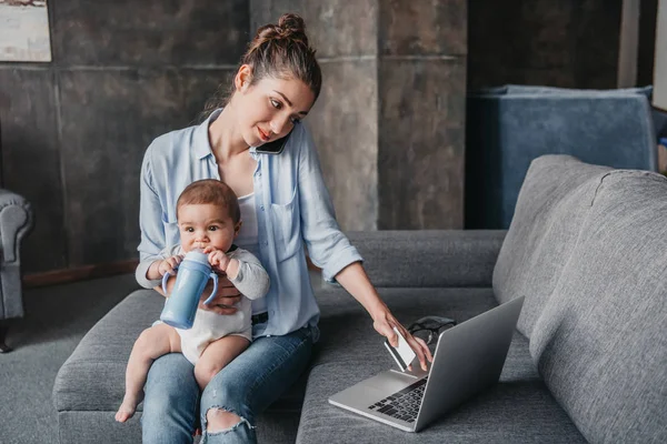 Mãe com seu filho remoto trabalhando — Fotografia de Stock