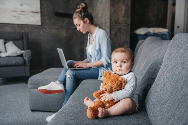 Madre con bambino a casa — Foto stock