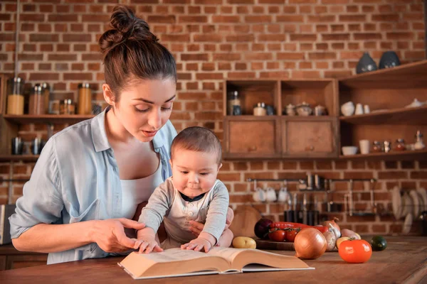 Madre con hijo en la cocina - foto de stock