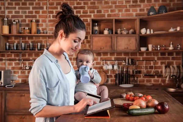 Junge Familie kauft online ein — Stockfoto