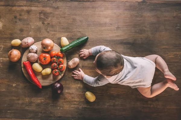 Petit garçon sur la table de cuisine — Photo de stock