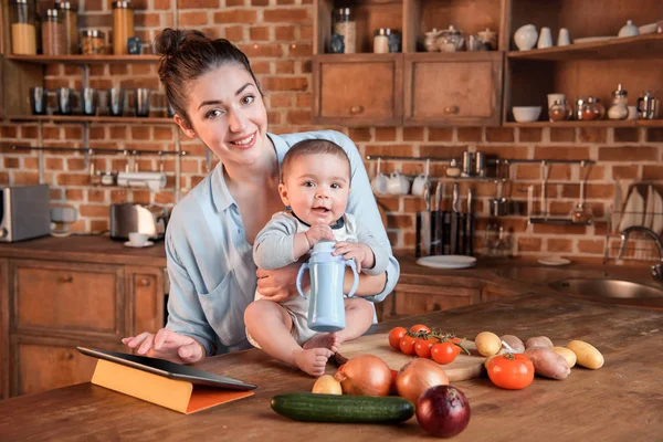 Мати з сином на кухні — стокове фото