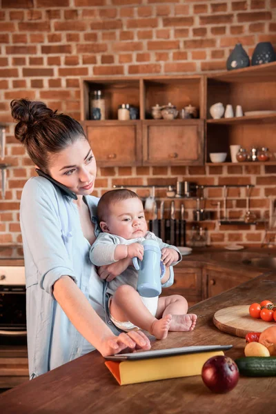 Madre con hijo durante la preparación de la cena - foto de stock