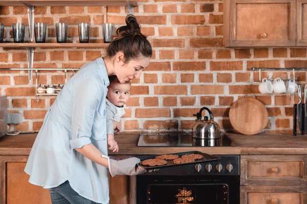 Frau mit ihrem Sohn beim Plätzchenbacken — Stockfoto