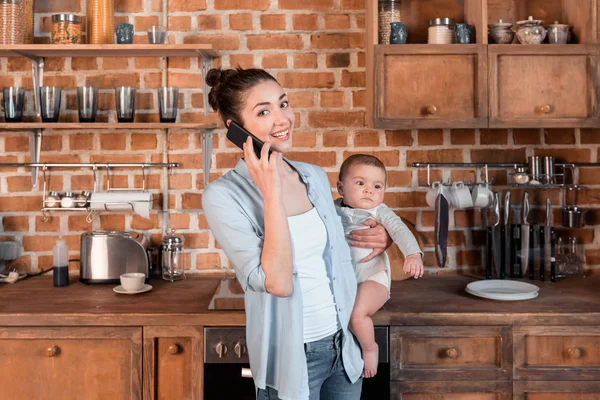 Mutter mit Sohn bei der Essenszubereitung — Stockfoto