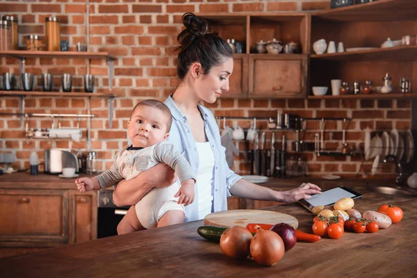 Madre con hijo en la cocina - foto de stock