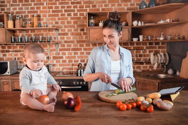 Famiglia cucina la colazione insieme — Foto stock