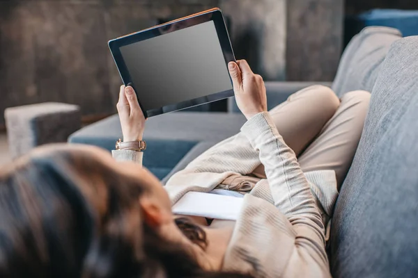 Frau nutzt digitales Tablet — Stockfoto