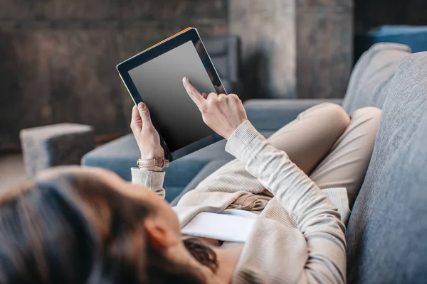 Frau nutzt digitales Tablet — Stockfoto