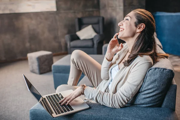 Femme travaillant à la maison — Photo de stock