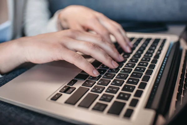 Las manos mecanografiando en el teclado del portátil - foto de stock