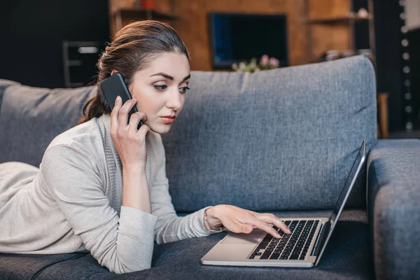 Frau arbeitet am Laptop — Stockfoto