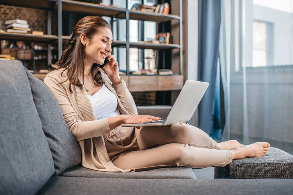 Femme d'affaires travaillant à distance à la maison — Photo de stock