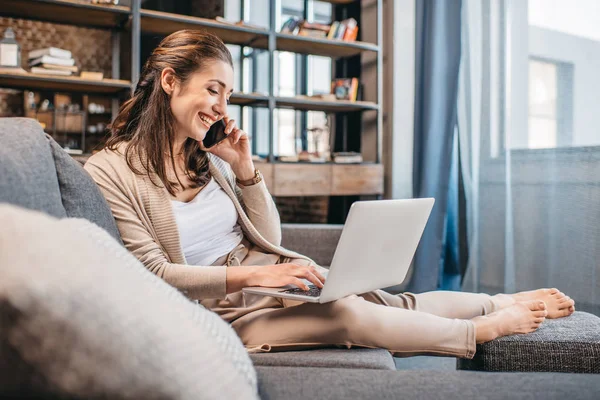 Femme d'affaires travaillant à distance à la maison — Photo de stock