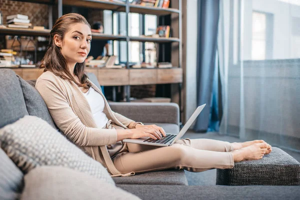 Femme tapant sur ordinateur portable — Photo de stock