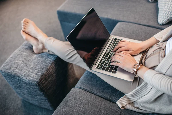 Femme tapant sur ordinateur portable — Photo de stock