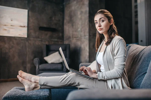 Femme tapant sur ordinateur portable — Photo de stock