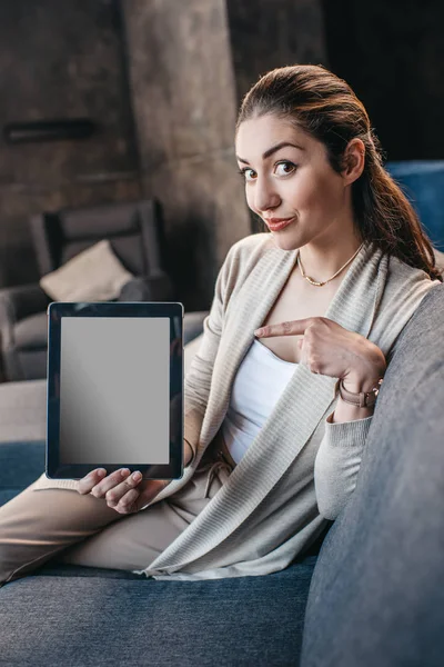 Frau nutzt digitales Tablet — Stockfoto