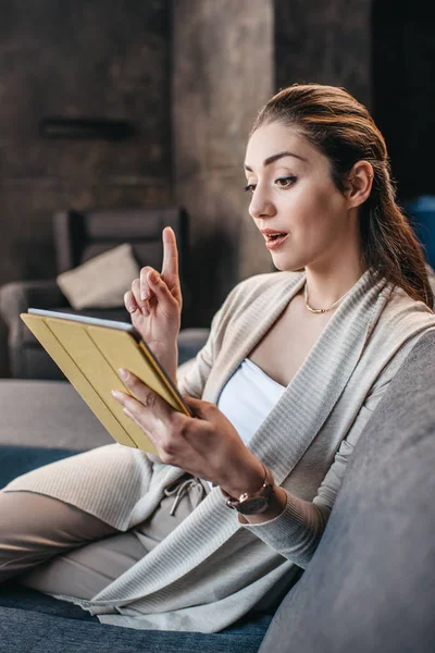 Femme utilisant une tablette numérique — Photo de stock