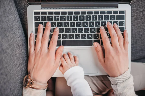 Mains sur le clavier de l'ordinateur portable — Photo de stock