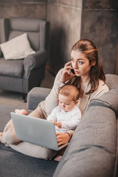 Madre con hijo usando dispositivos digitales - foto de stock