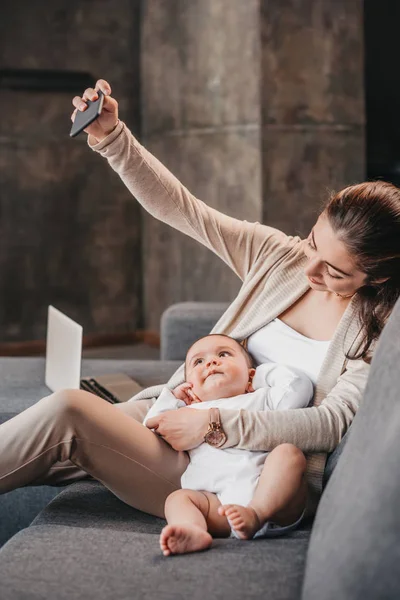 Mère avec son fils prenant selfie sur smartphone — Photo de stock