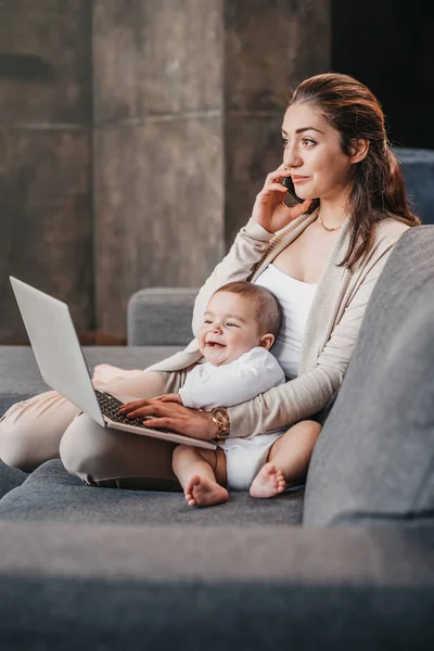 Mãe com filho trabalhando em casa — Fotografia de Stock