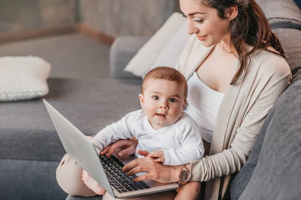 Família usando laptop — Fotografia de Stock