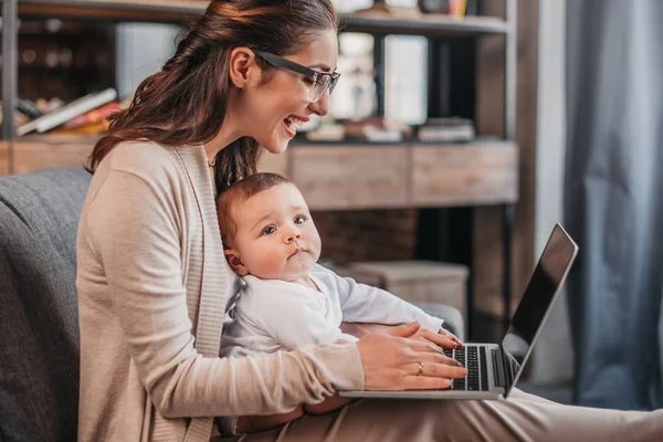 Mãe com seu filho usando laptop — Fotografia de Stock