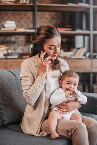 Femme avec fils à la maison — Photo de stock