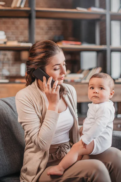 Femme avec fils à la maison — Photo de stock