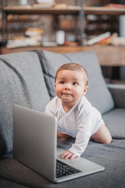 Mignon bébé garçon avec ordinateur portable — Photo de stock