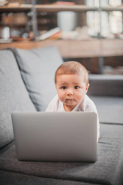 Mignon bébé garçon avec ordinateur portable — Photo de stock