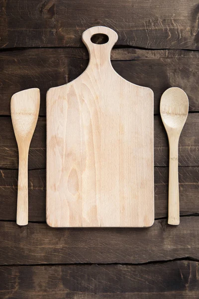 Placa de corte com utensílios de cozinha — Fotografia de Stock