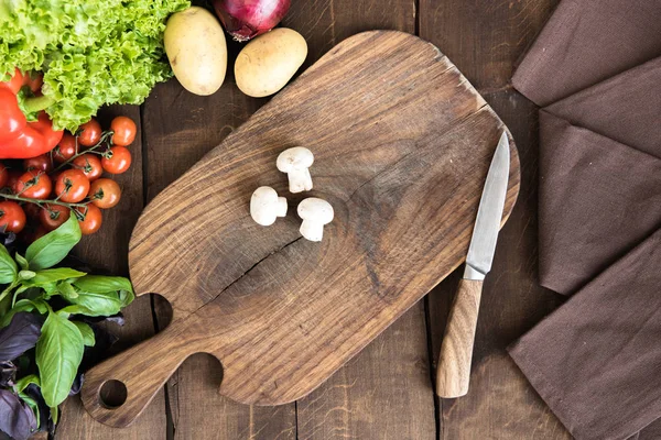 Composición de los alimentos con verduras maduras - foto de stock