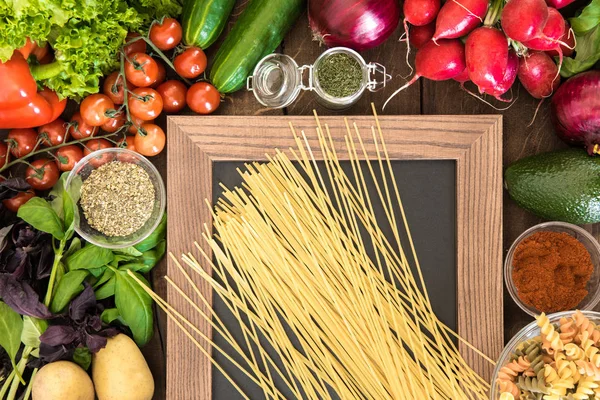 Lebensmittel Hintergrund mit Gemüse und Nudeln — Stockfoto